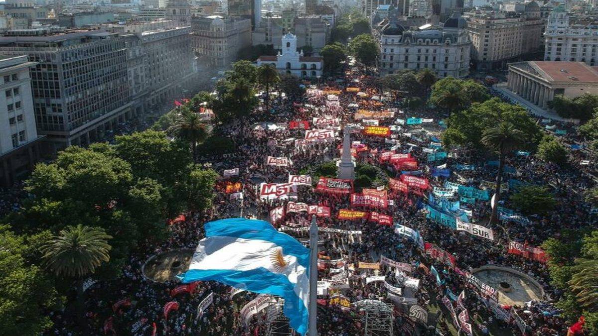 Argentinos Protestam Contra Acordo De Dívida Do FMI