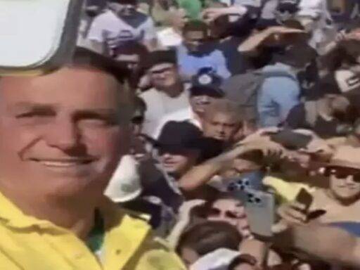 Bolsonaro Desfilou De Carro Ao Longo Da Feira, Sendo Saudado Por Apoiadores