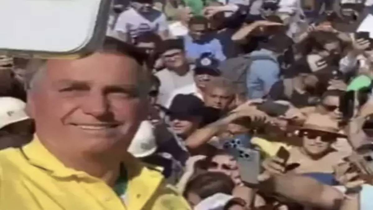 Bolsonaro Desfilou De Carro Ao Longo Da Feira, Sendo Saudado Por Apoiadores