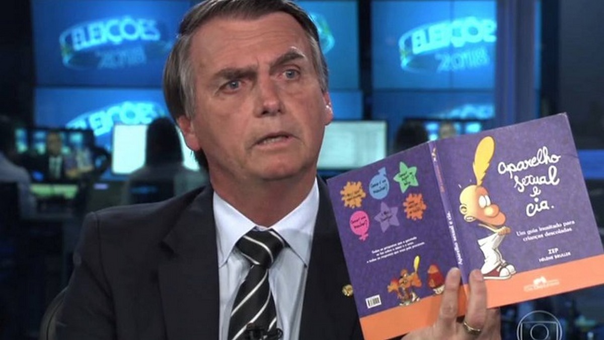 Bolsonaro Mostrando Kit Gay No JN