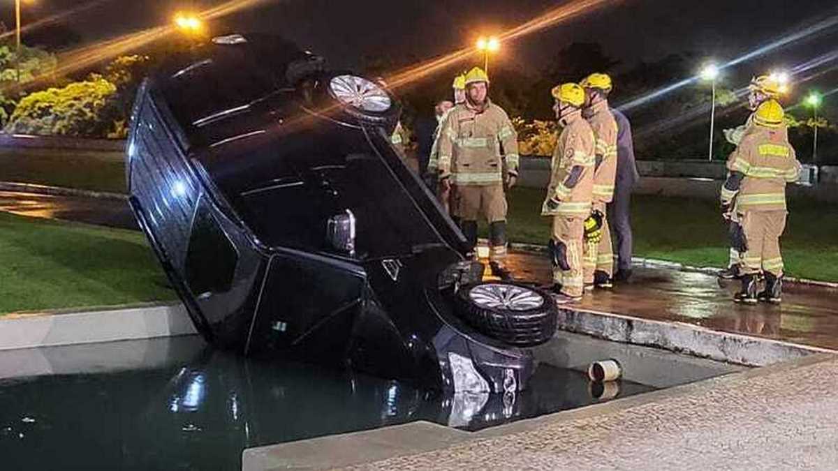 Carro Cai Em Espelho D'água Do Palácio Do Planalto Nesta Terça Feira; Motorista Informou Que Não Conhecia O Trajeto