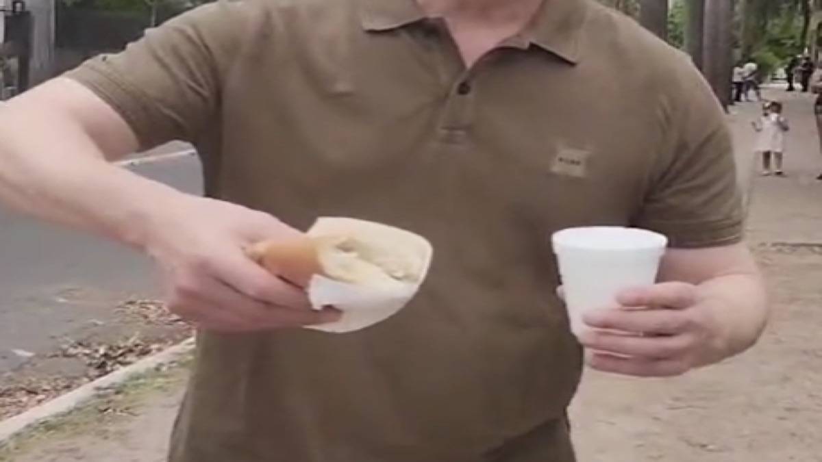 Gustavo Segré Mostra Que Até Ele Ganhou Lanche De Pão Com Linguiça Ao Votar Em Cidade Administrada Por Peronistas