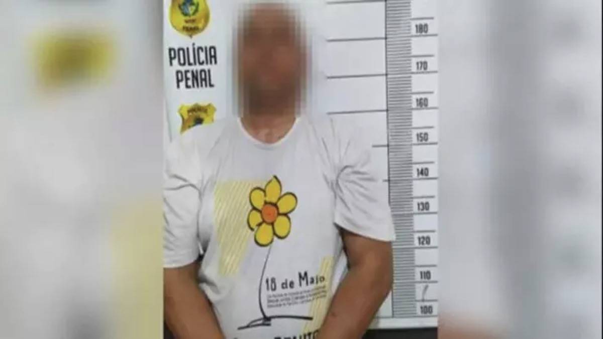 Homem Usava Camisa Com O Lema “proteja Nossas Crianças E Adolescentes”