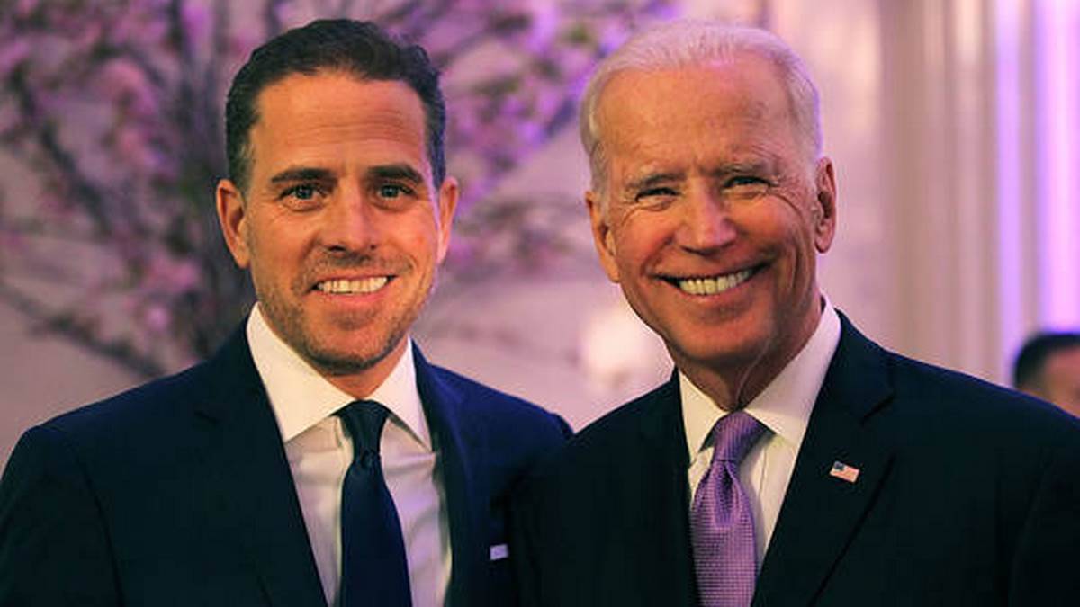 Hunter Biden E O Então Vice Presidente Joe Biden São Mostrados Participando De Um Evento De Abril De 2016 Em Washington