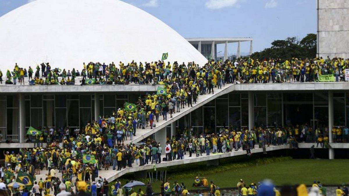 Manifestação Na Praça Dos Três Poderes