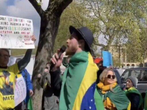 Manifestantes Cantaram O Hino Nacional