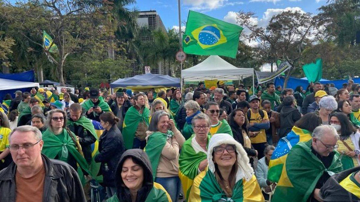 Manifestantes Em Frente Ao Quartel Do Comando Militar Do Sudeste