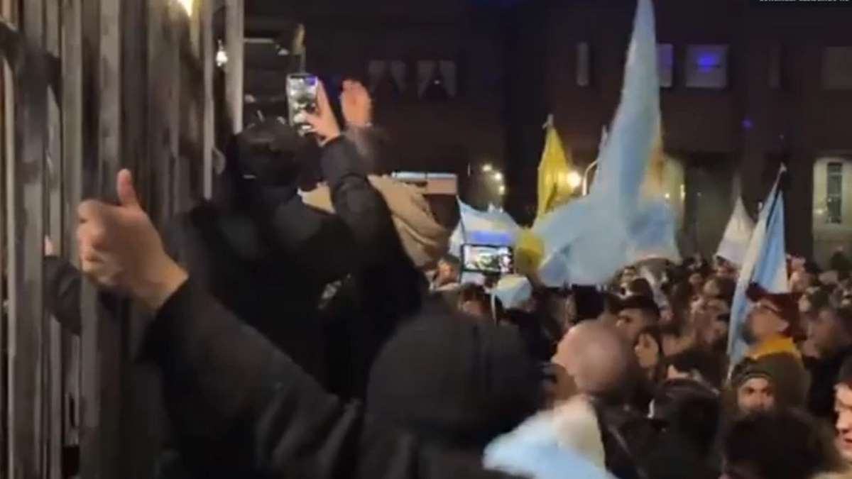 Manifestantes Forçam O Portão Da Casa Rosada