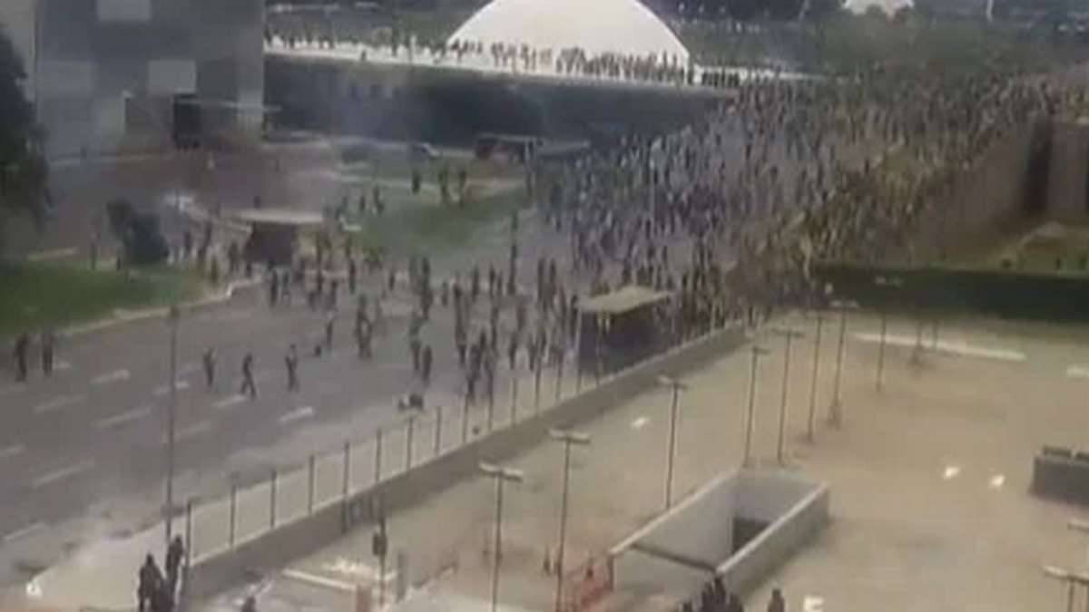 Manifestantes Na Praça Dos Três Poderes, Em Brasília