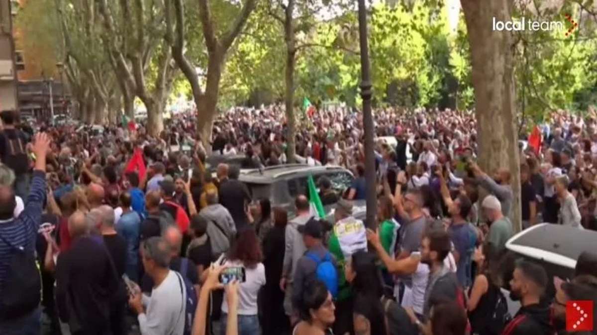 Manifestantes Protestam Contra O Passaporte Da Vacina Em Roma