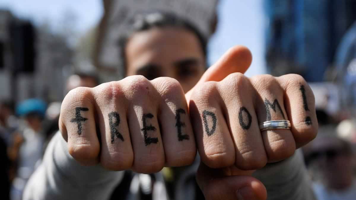 MILHARES De Manifestantes Anti Lockdown LEVANTAM O Centro De Londres