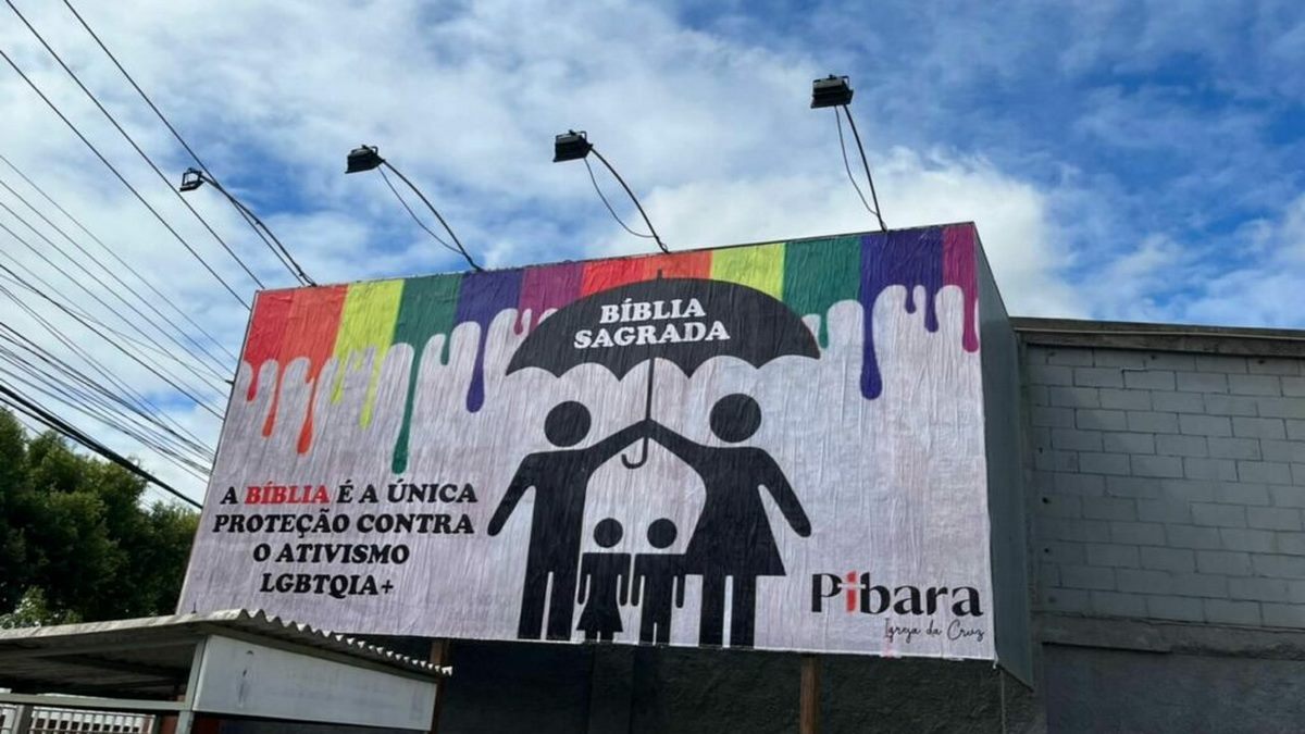 Mural Na Fachada Da Igreja Pibara