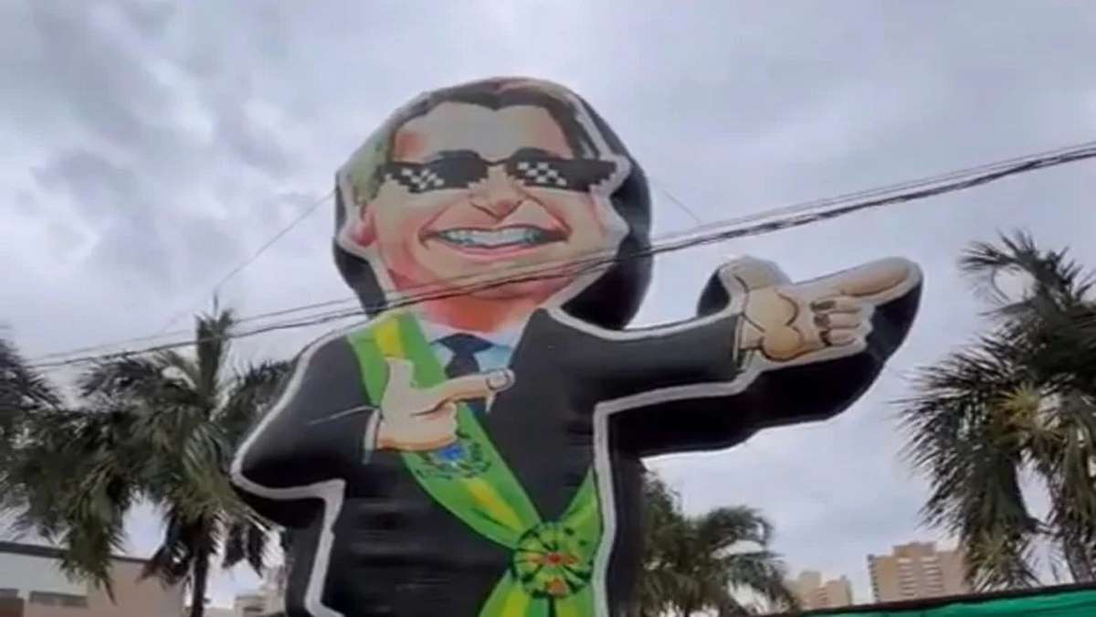 O Boneco Estava Na Frente De Um Comitê De Campanha