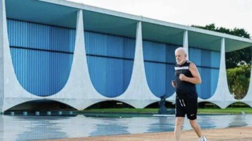 O Presidente Lula, Durante Corrida No Palácio Da Alvorada