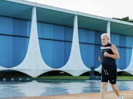 O Presidente Lula, Durante Corrida No Palácio Da Alvorada