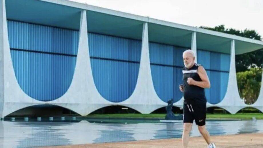 O Presidente Lula, Durante Corrida No Palácio Da Alvorada