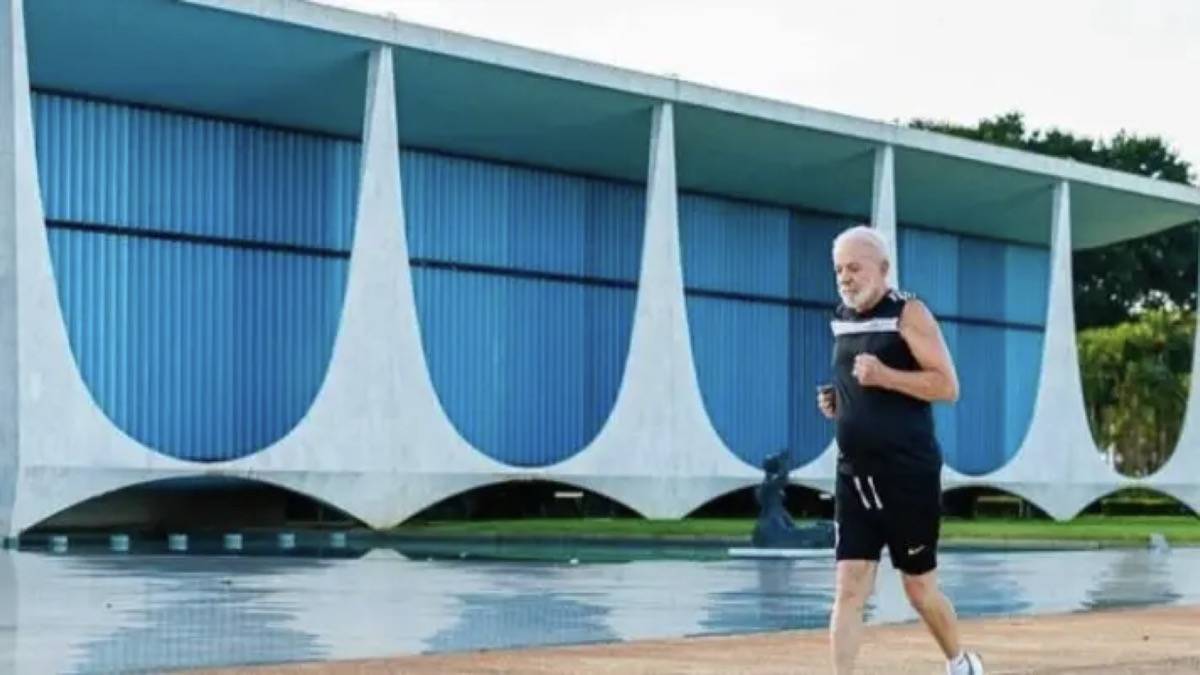 O Presidente Lula, Durante Corrida No Palácio Da Alvorada