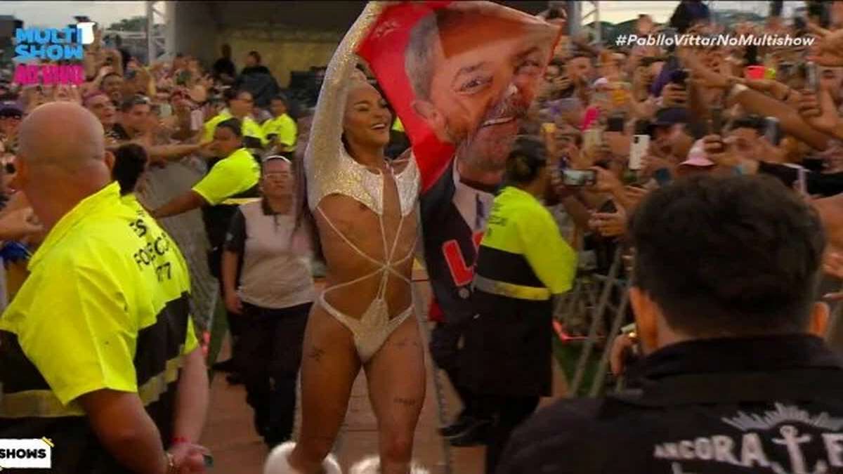 Pabllo Vittar Segurou Bandeira Com Rosto De Lula