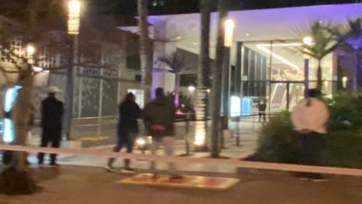 Pessoas Oram Em Frente Ao Vila Nova Star Por Jair Bolsonaro