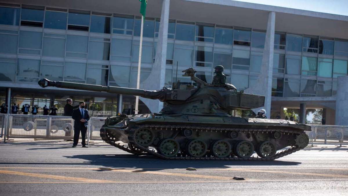 Petistas Jogam Bomba De Fumaça Em Militares Durante Desfile