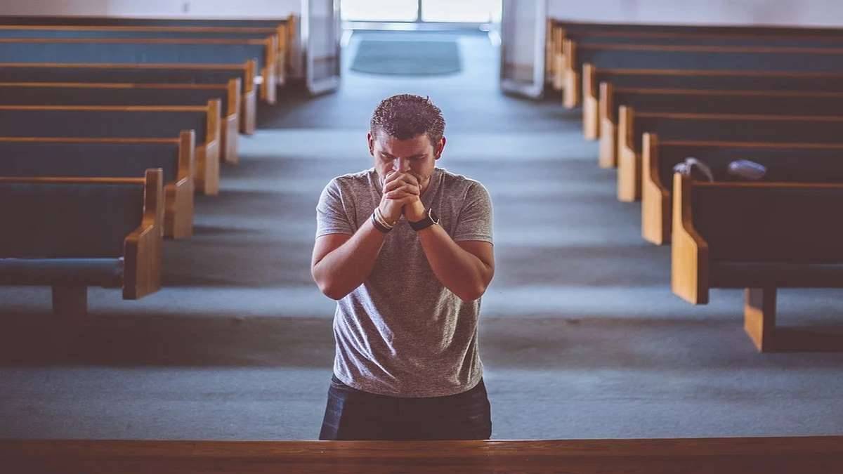 Polícia Entra Em Igreja E Interrompe Celebração Para Verificar O Uso De Máscaras