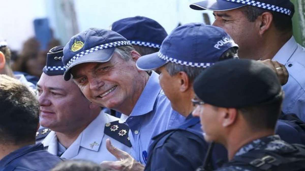 Presidente Jair Bolsonaro Ao Lado De PMs