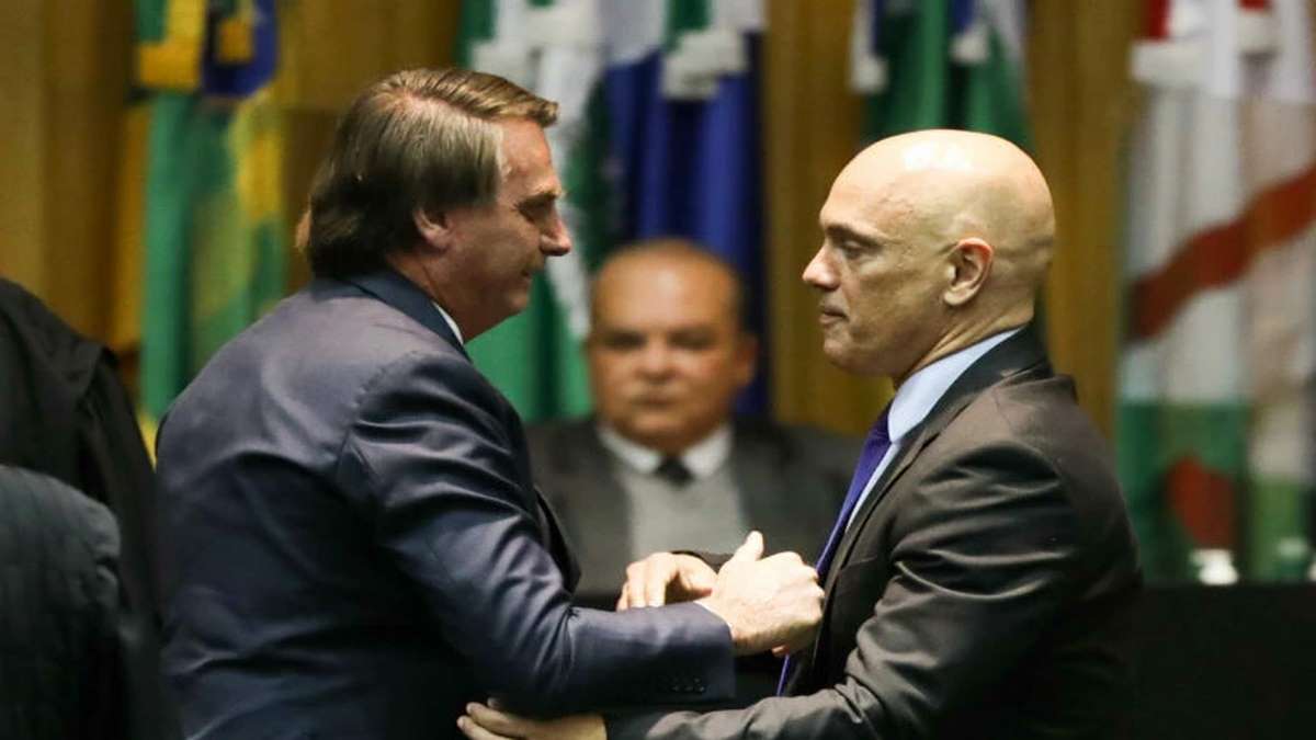 Presidente Jair Bolsonaro Cumprimentou O Ministro Alexandre De Moraes Durante Cerimônia De Posse No TST Foto Wilton Junior Estadão Conteúdo