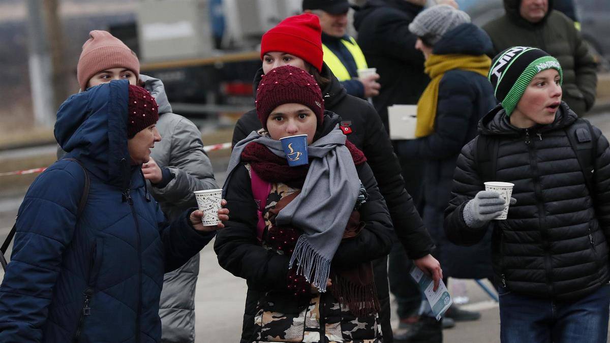 Refugiados Ucranianos Cruzam A Fronteira Com A Romênia Foto EFE EPA Robert Ghement