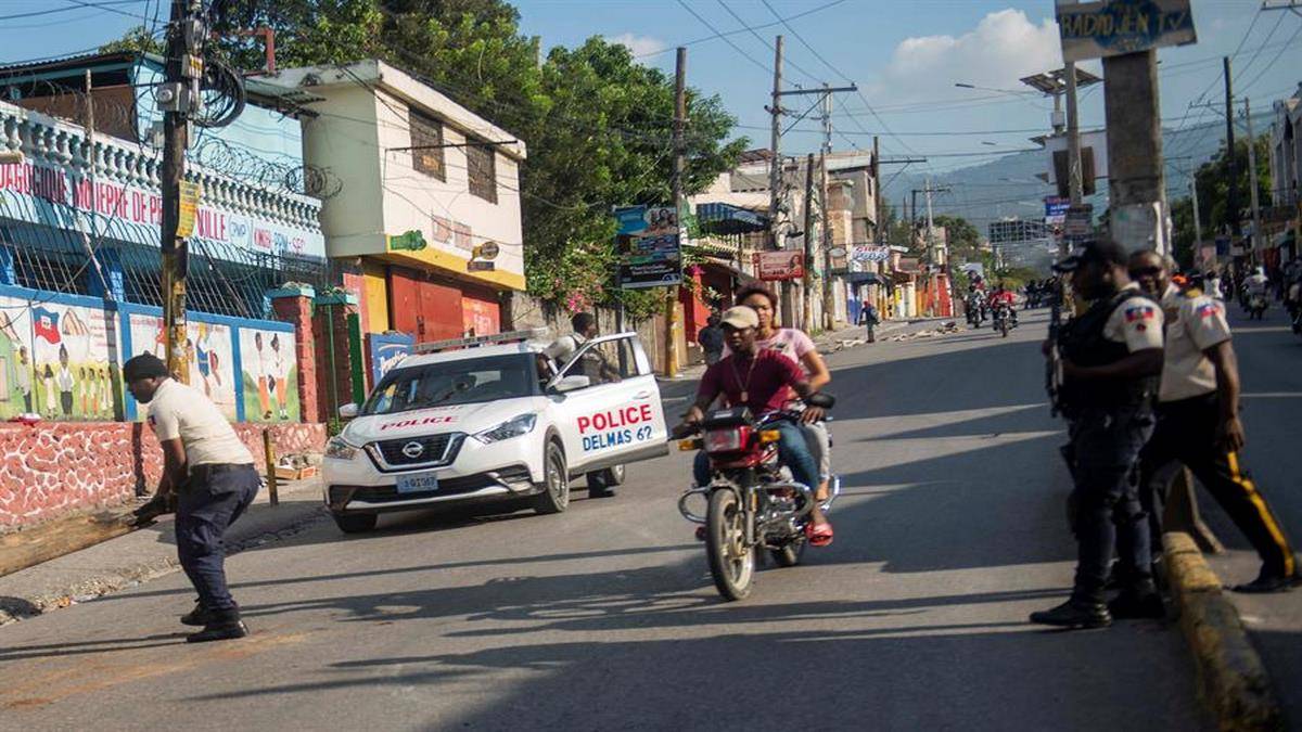 Rua Bloqueada Em Porto Príncipe, No Haiti