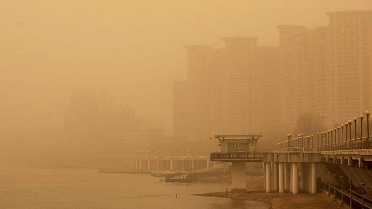 Tempestade De Areia Cobre Parte Da China Com Névoa Alaranjada