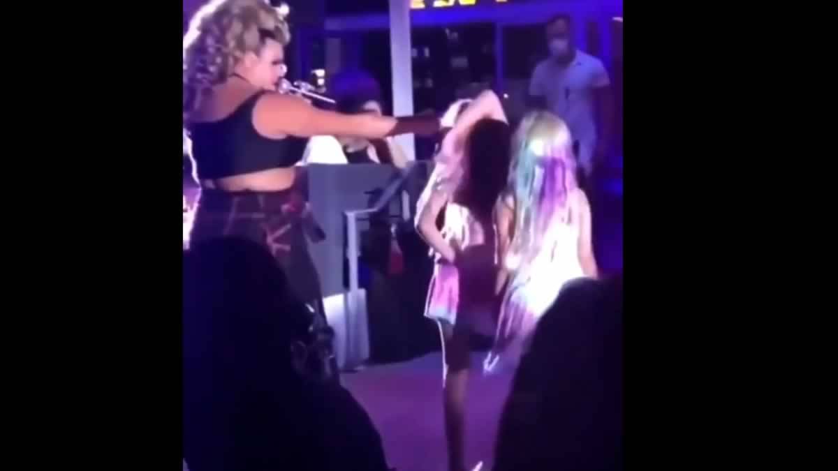 VÍDEO 'Insano' De Crianças Desfilando E Recebendo Gorjeta Em Show De DRAG SHOW Causa Revolta